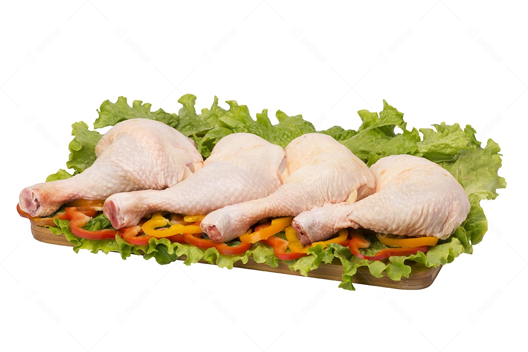 Carne de frango crua na tábua no fundo branco