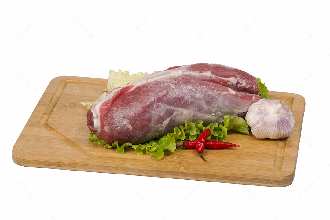 Carne de bovino fresca e crua na tábua sobre fundo branco