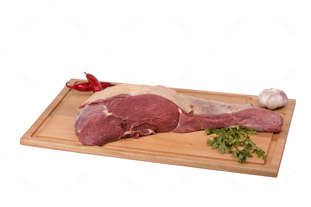 Carne de bovino fresca e crua na tábua sobre fundo branco