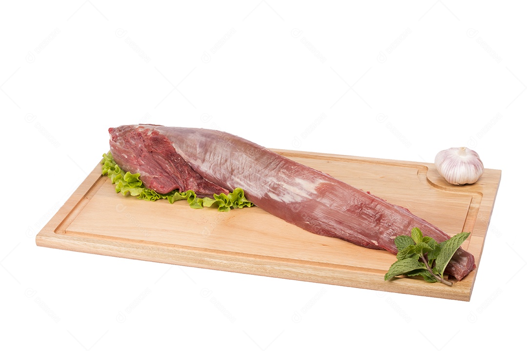 Carne de bovino fresca e crua na tábua sobre fundo branco