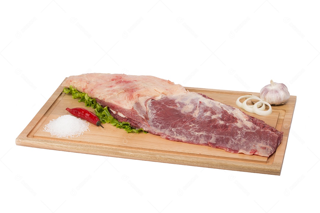 Carne fresca e crua na tábua no fundo branco