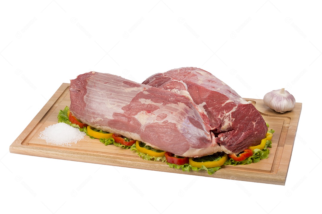 Carne fresca e crua na tábua no fundo branco