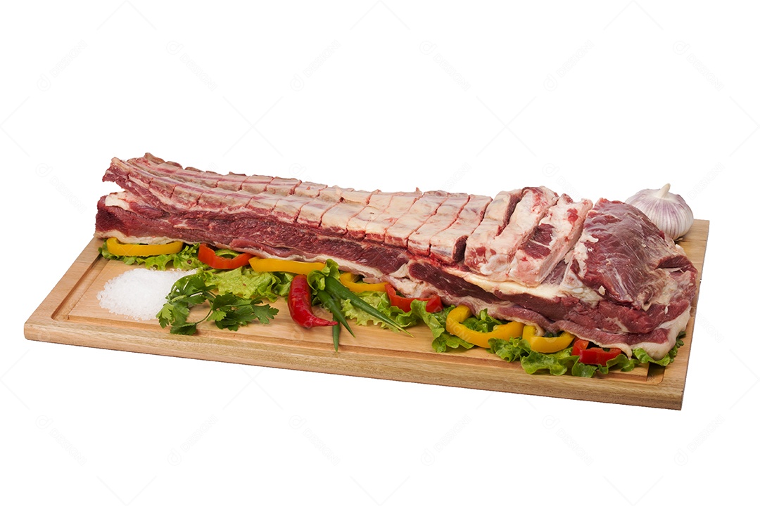 Carne de bovino fresca e crua na tábua sobre fundo branco