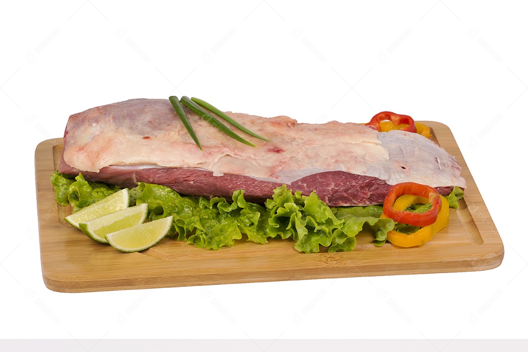 Carne de bovino fresca e crua na tábua sobre fundo branco