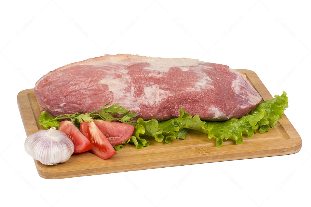 Carne de bovino fresca e crua na tábua sobre fundo branco