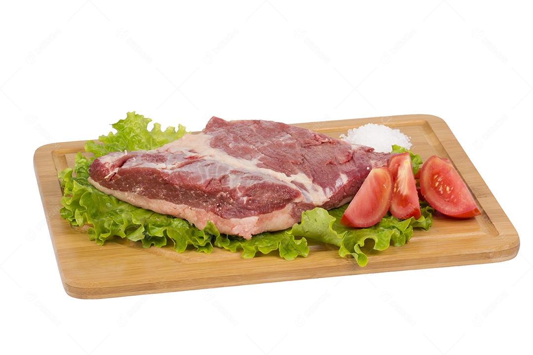 Carne fresca e crua na tábua no fundo branco