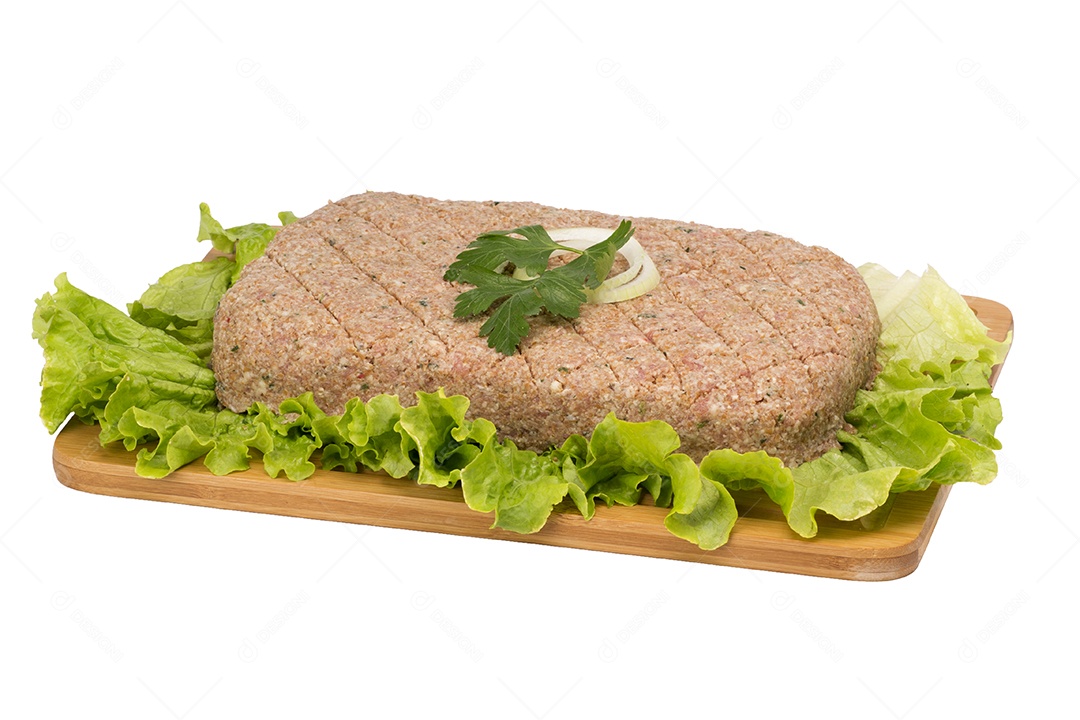 Quibe cru na placa de madeira no fundo branco