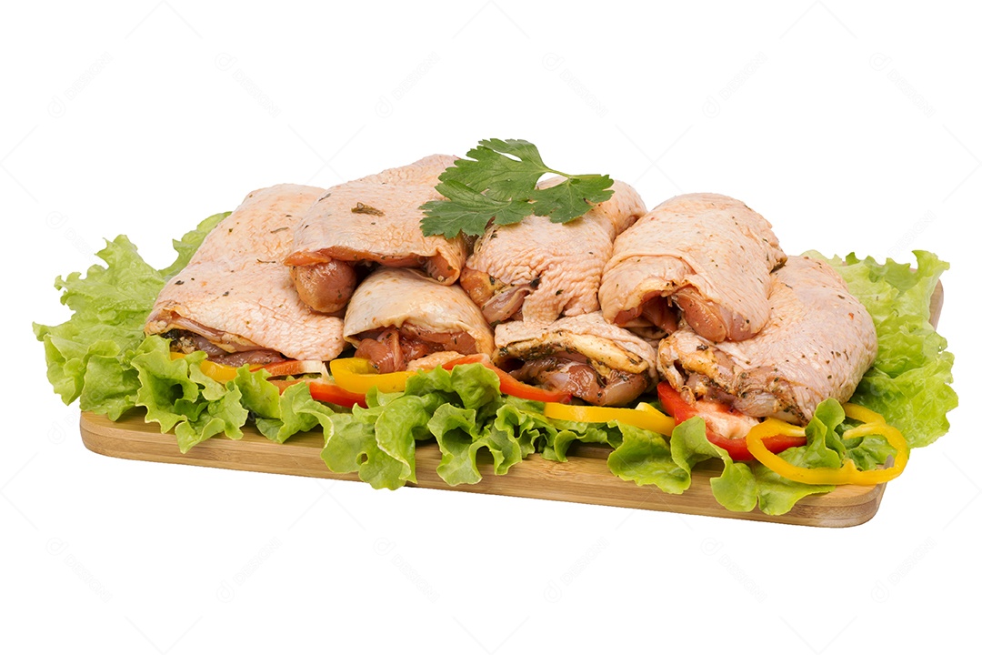 Carne de frango crua na tábua no fundo branco