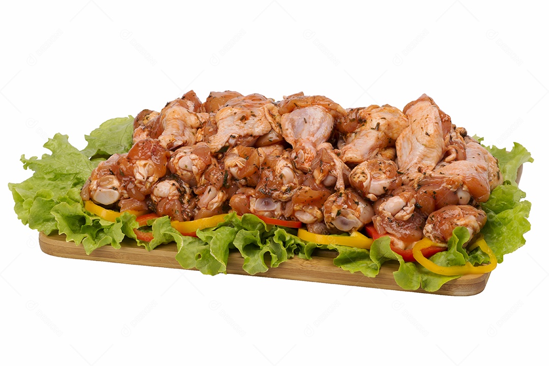 Carne de frango crua na tábua no fundo branco