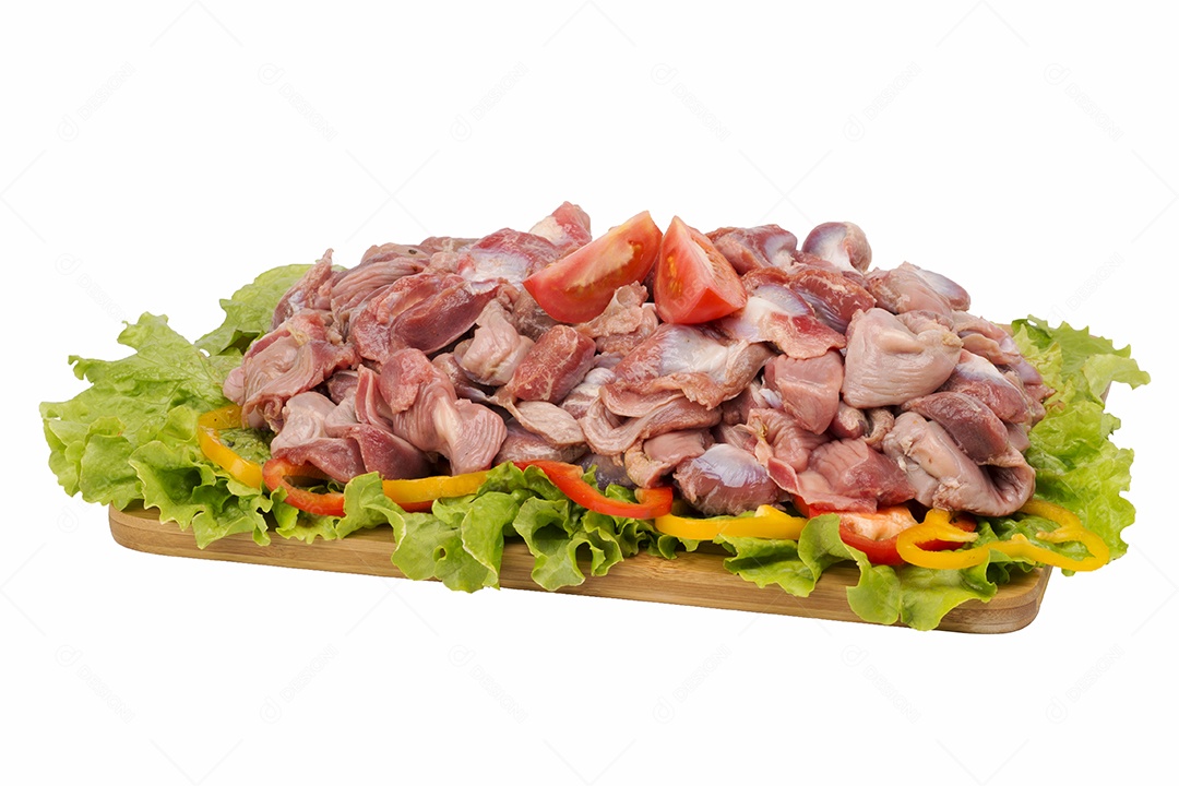 Carne de frango crua na tábua no fundo branco