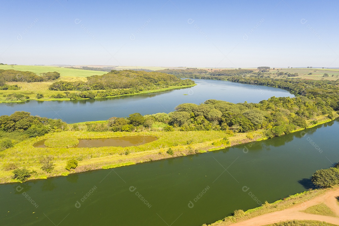 Vista aérea da hidrovia do Rio Tietê na cidade de Bariri em São Paulo