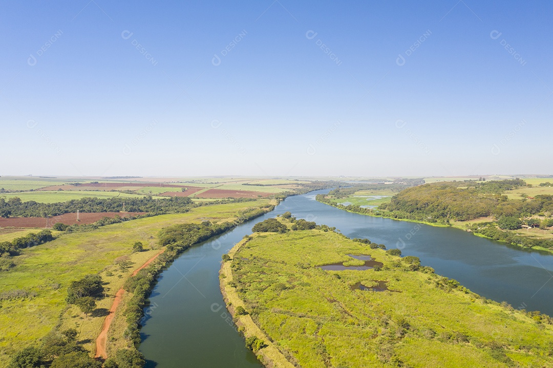 Vista aérea da hidrovia do Rio Tietê na cidade de Bariri em São Paulo