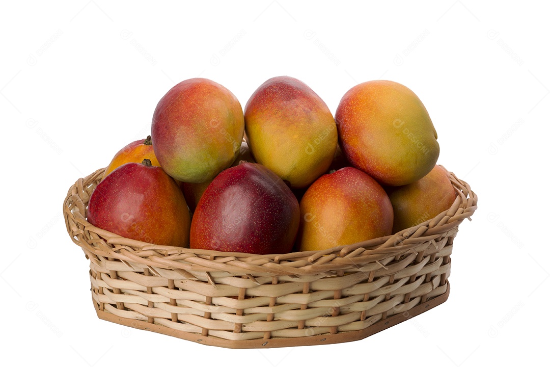 Manga na cesta de vime no fundo branco isolado