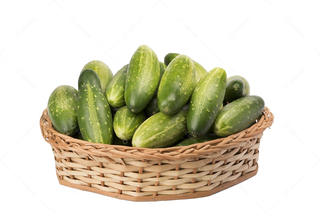 Pepinos na cesta de vime no fundo branco isolado
