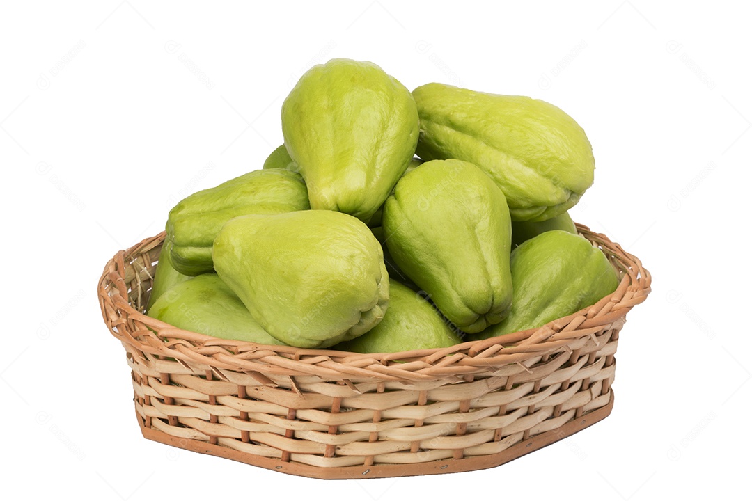 Chuchu na cesta de vime no fundo branco isolado