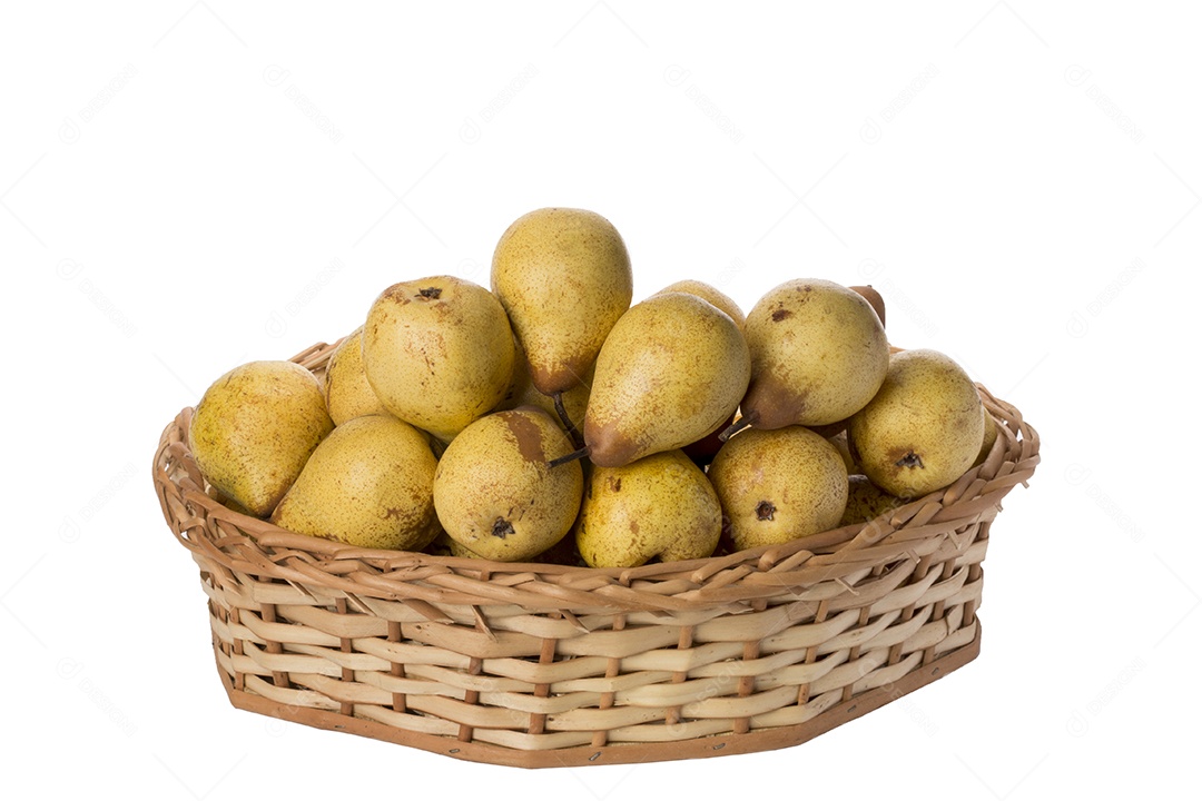 Peras portuguesas na cesta de vime no fundo branco isolado