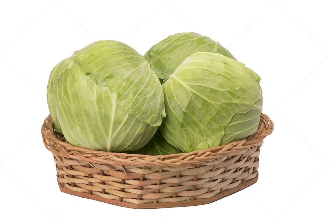 Repolhos na cesta de vime no fundo branco isolado