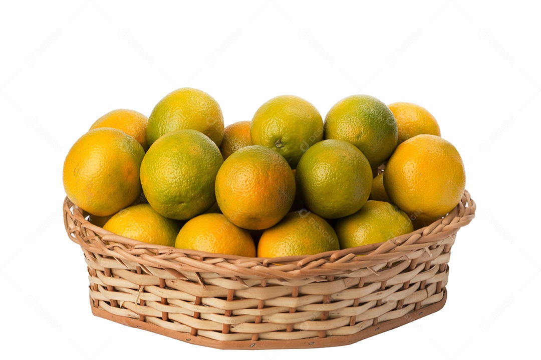 Laranjas na cesta de vime na parte traseira branca isolada