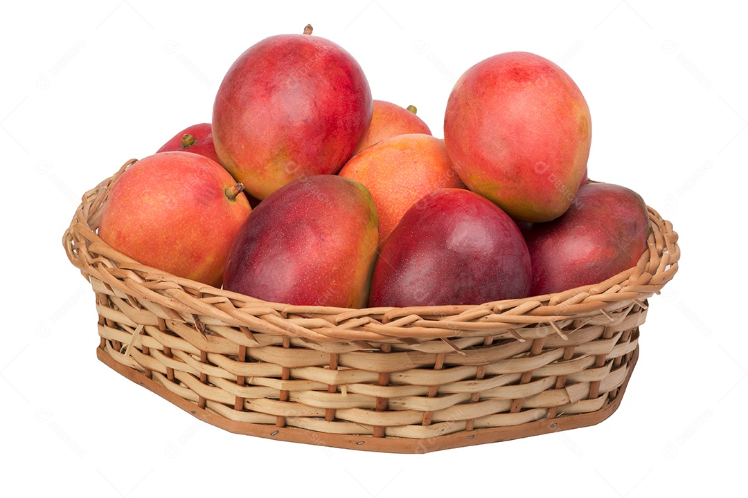 Manga na cesta de vime no fundo branco isolado