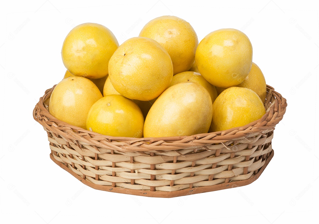 Maracujá na cesta de vime no fundo branco isolado