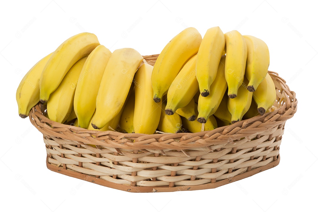 Bananas na cesta de vime no fundo branco isolado
