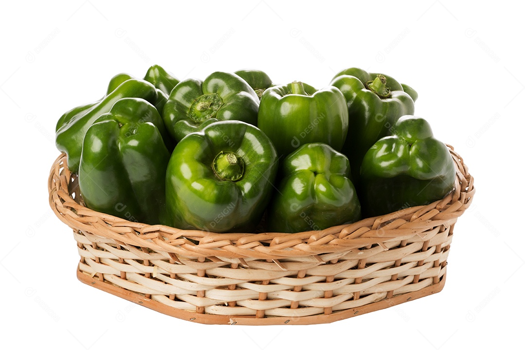 Pimentão verde na cesta de vime no fundo branco isolado