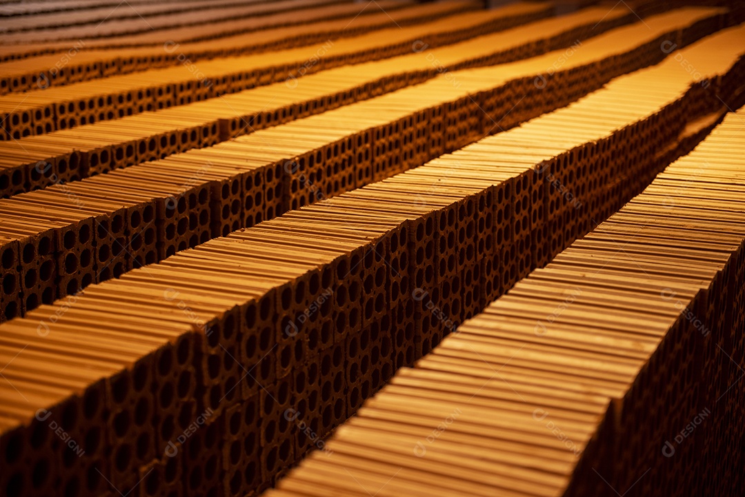 Várias fileiras de tijolos empilhados para secar em uma olaria