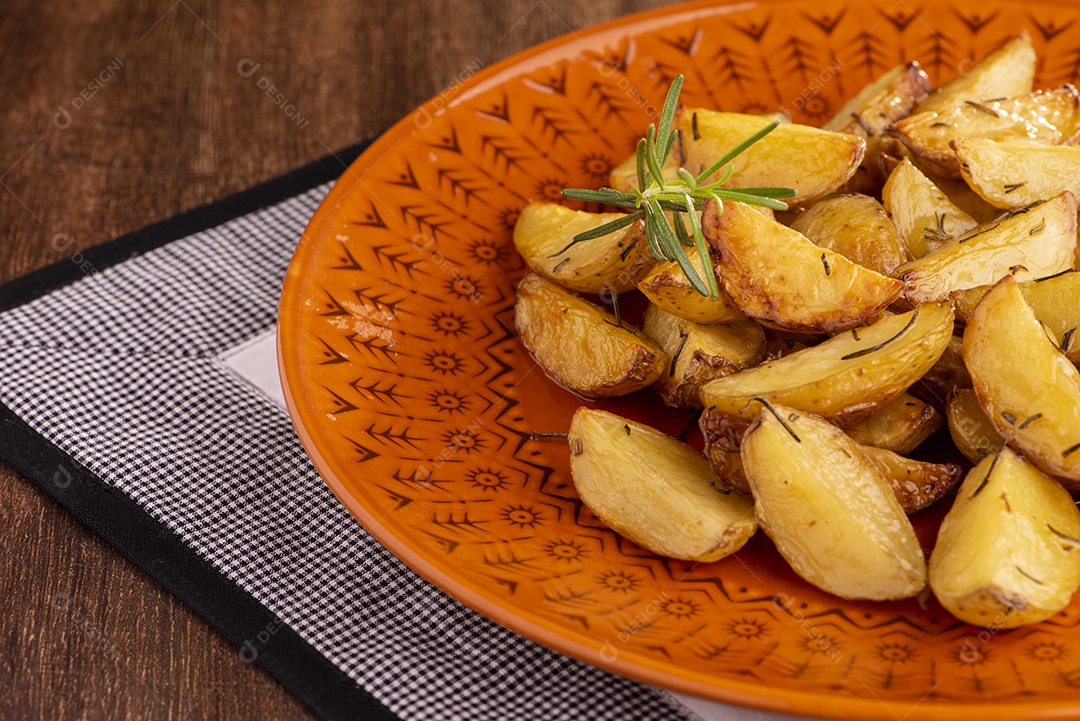 Porção de batata assada com azeite e alecrim