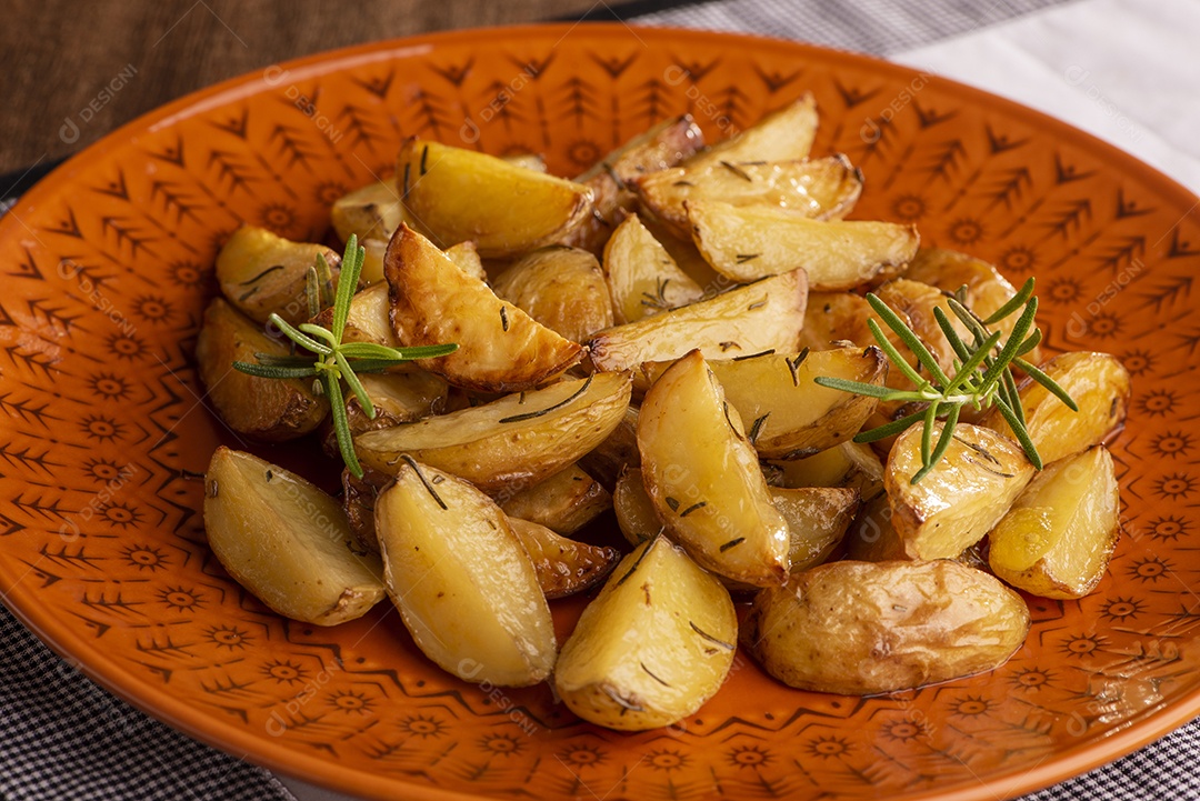 Porção de batata assada com azeite e alecrim