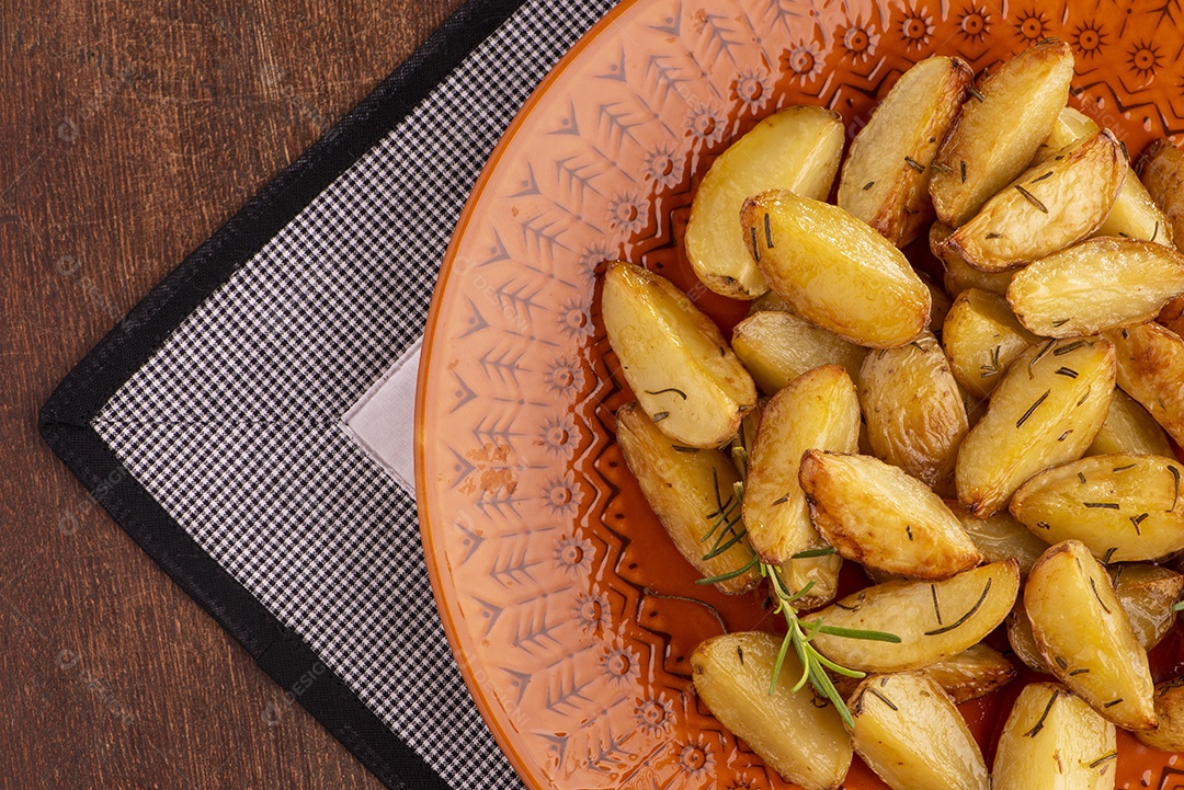 Porção de batata assada com azeite e alecrim