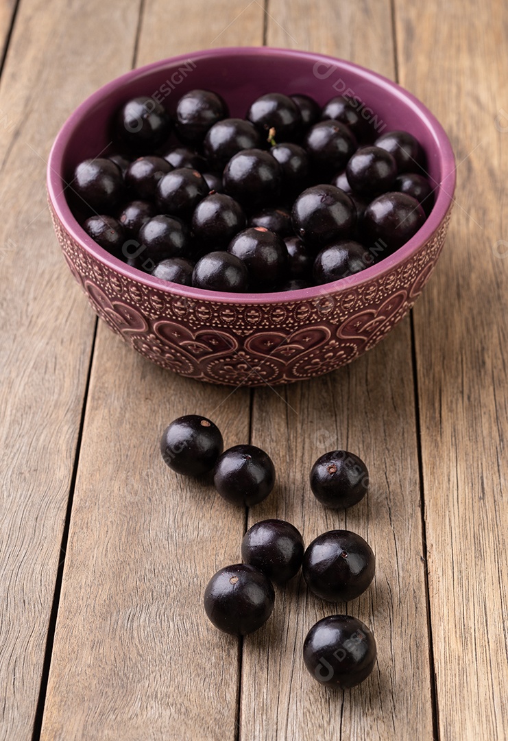 Jabuticabas em uma tigela sobre mesa de madeira