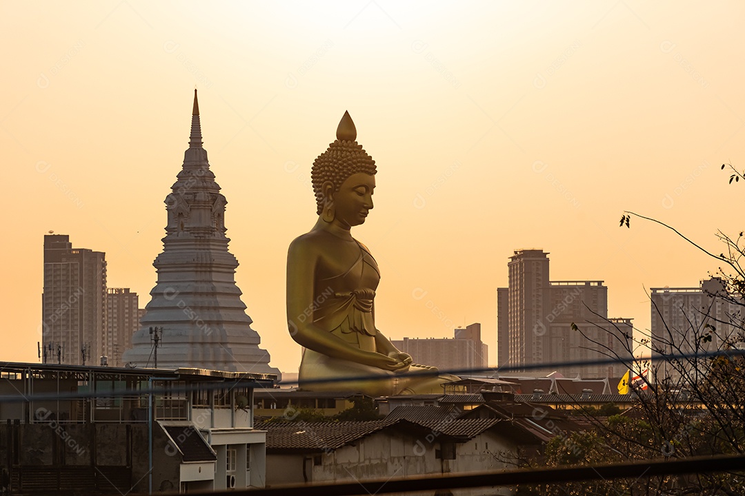 Grande Buda amarelo dourado em Wat Muang destino turístico religioso