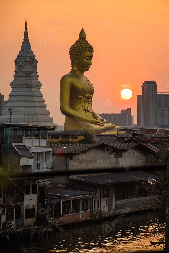 Grande Buda amarelo dourado em Wat Muang destino turístico religioso