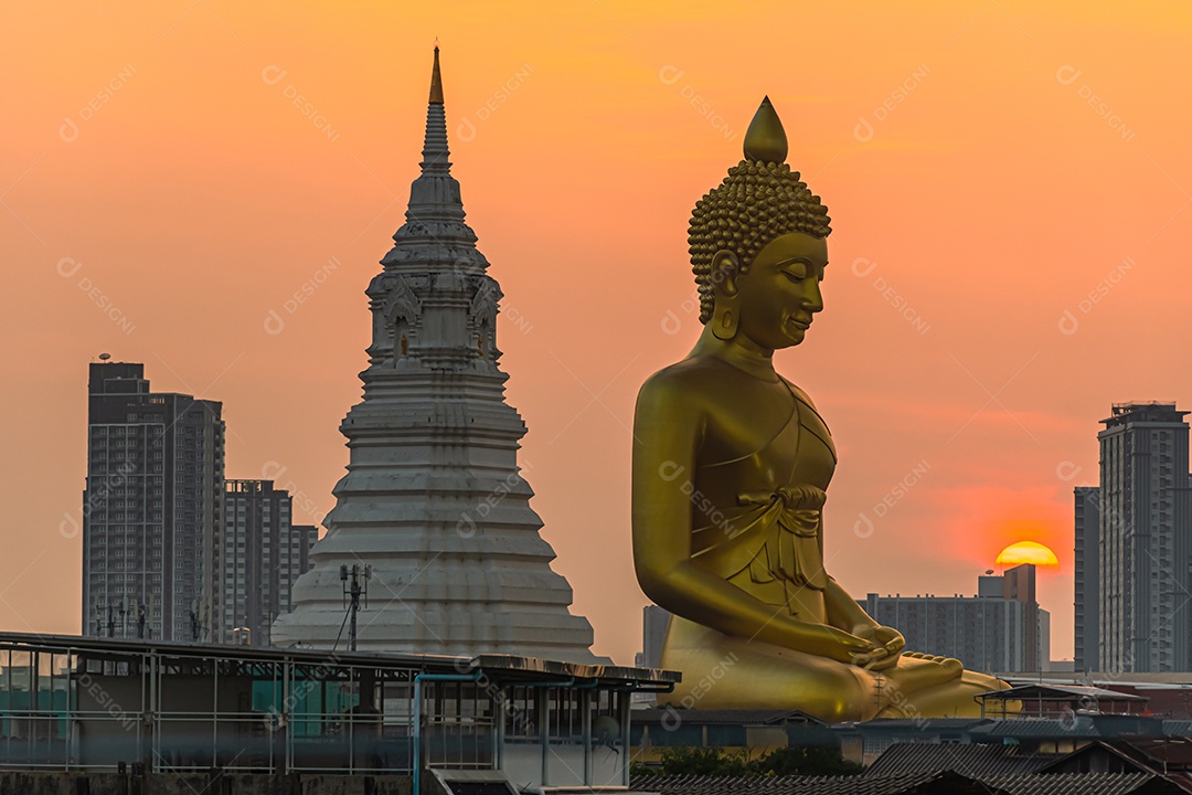 Grande Buda amarelo dourado em Wat Muang destino turístico religioso