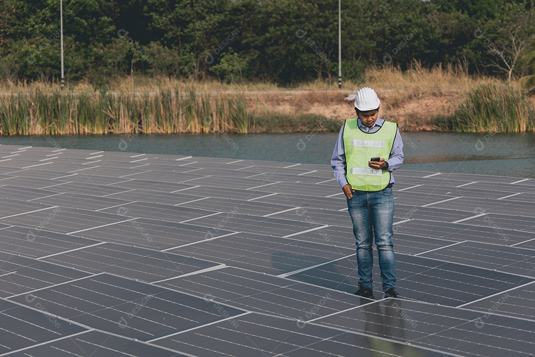 Homem profissional técnico de placas fotovoltaicas com capacete de segurança
