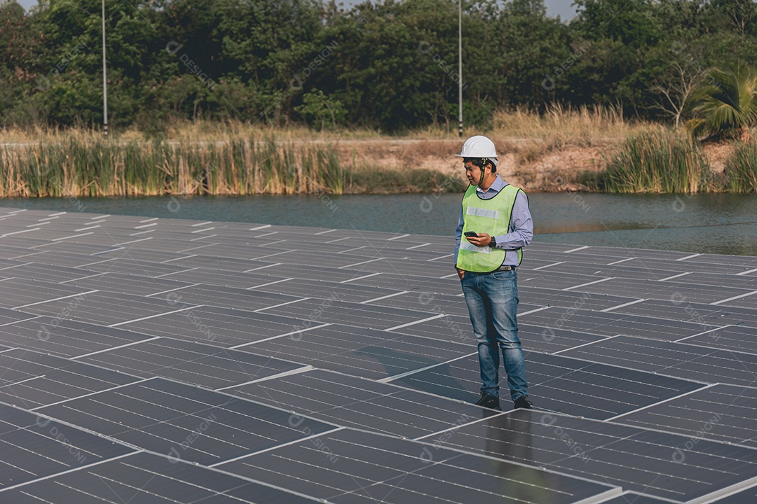 Homem profissional técnico de placas fotovoltaicas com capacete de segurança
