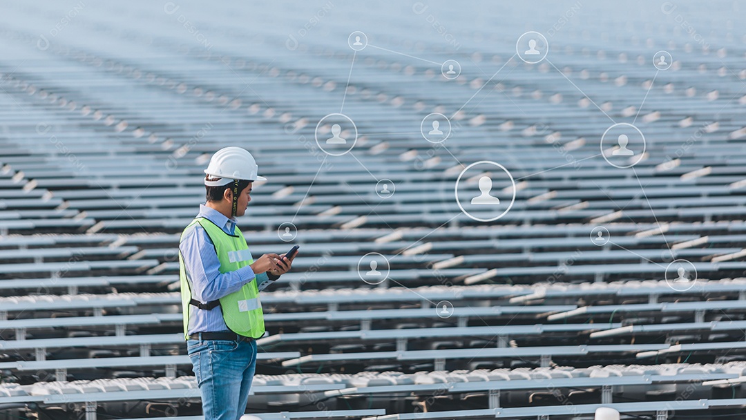 Homem profissional técnico de placas fotovoltaicas com capacete de segurança