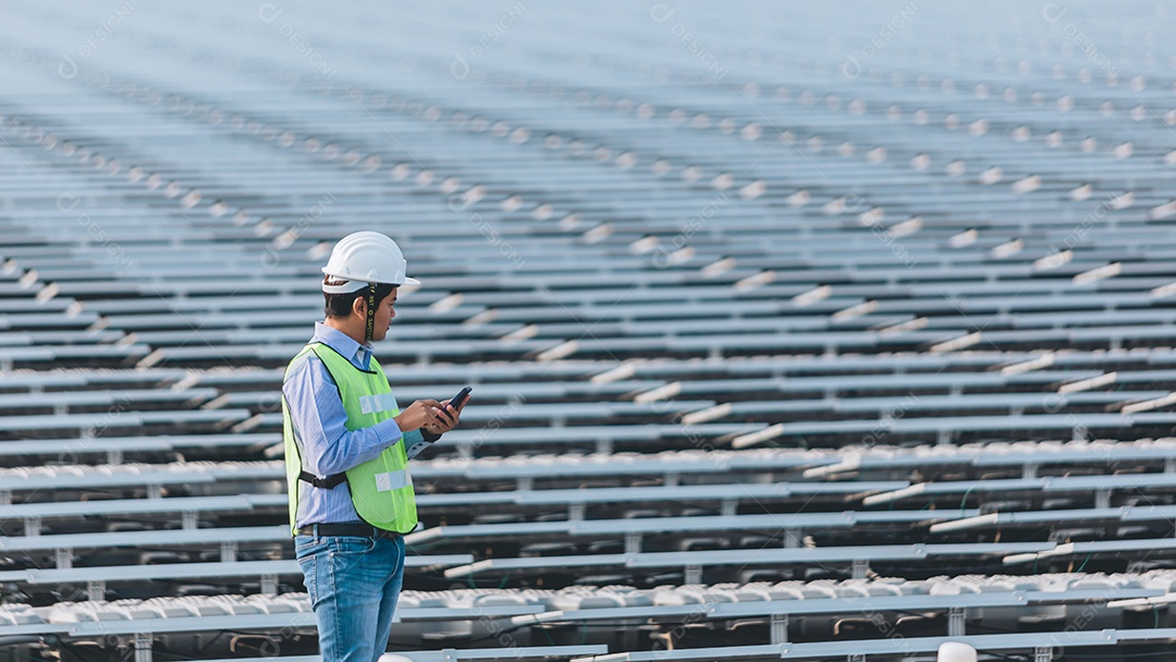 Homem profissional técnico de placas fotovoltaicas com capacete de segurança
