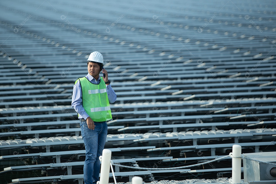Homem profissional técnico de placas fotovoltaicas com capacete de segurança