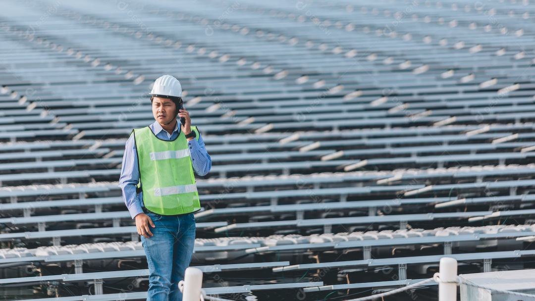 Homem profissional técnico de placas fotovoltaicas com capacete de segurança