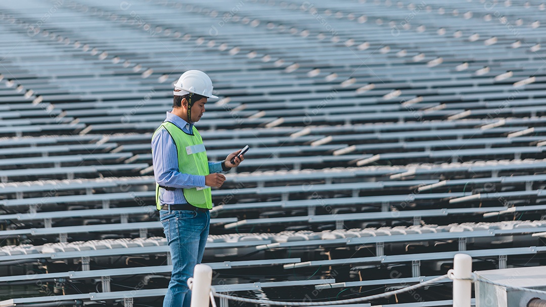 Homem profissional técnico de placas fotovoltaicas com capacete de segurança