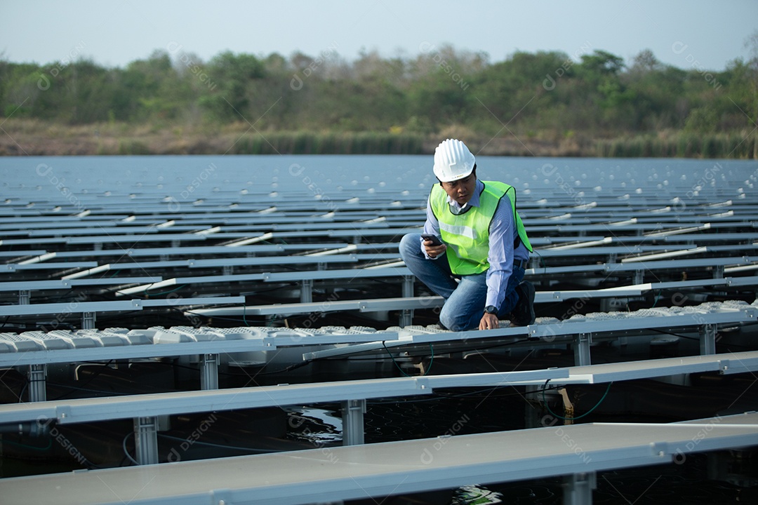 Homem profissional técnico de placas fotovoltaicas com capacete de segurança