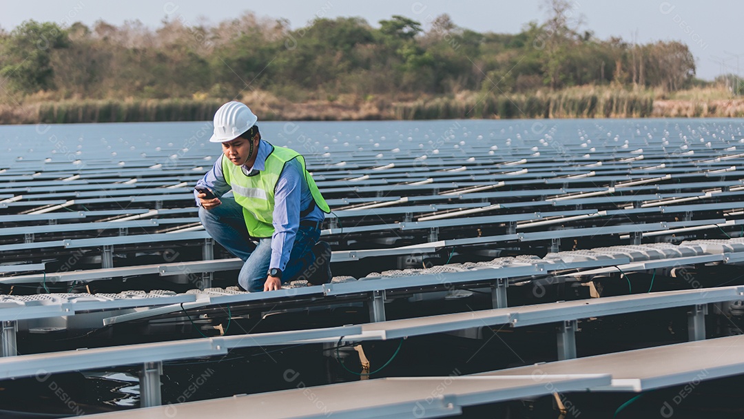 Homem profissional técnico de placas fotovoltaicas com capacete de segurança