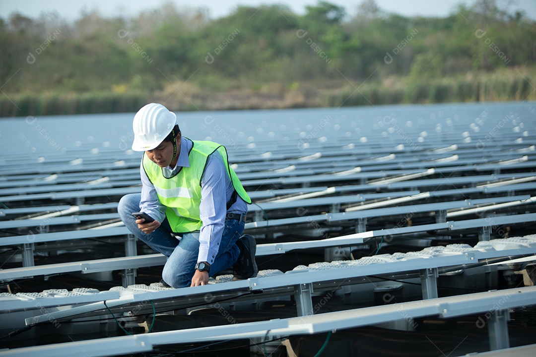 Homem profissional técnico de placas fotovoltaicas com capacete de segurança