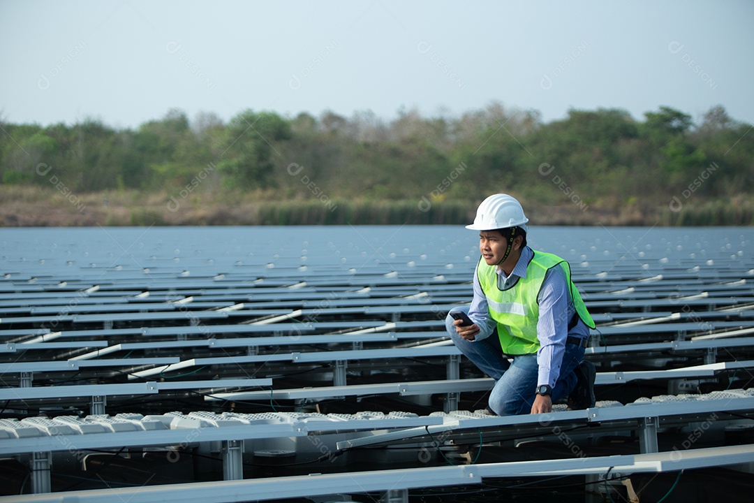 Homem profissional técnico de placas fotovoltaicas com capacete de segurança