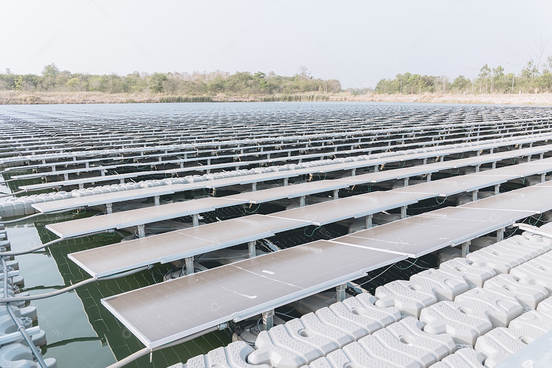 Homem profissional técnico de placas fotovoltaicas com capacete de segurança