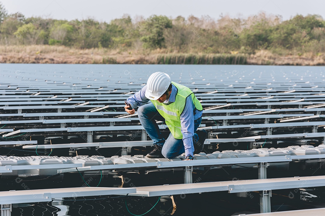 Homem profissional técnico de placas fotovoltaicas com capacete de segurança