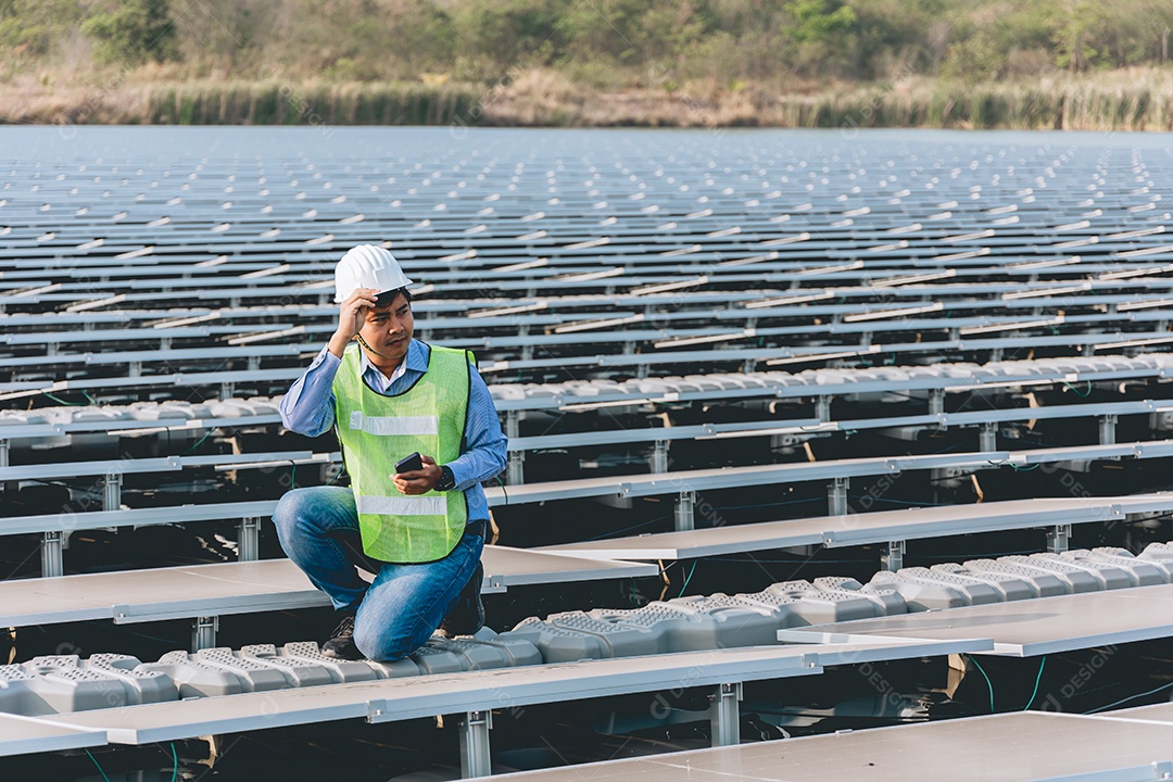 Homem profissional técnico de placas fotovoltaicas com capacete de segurança