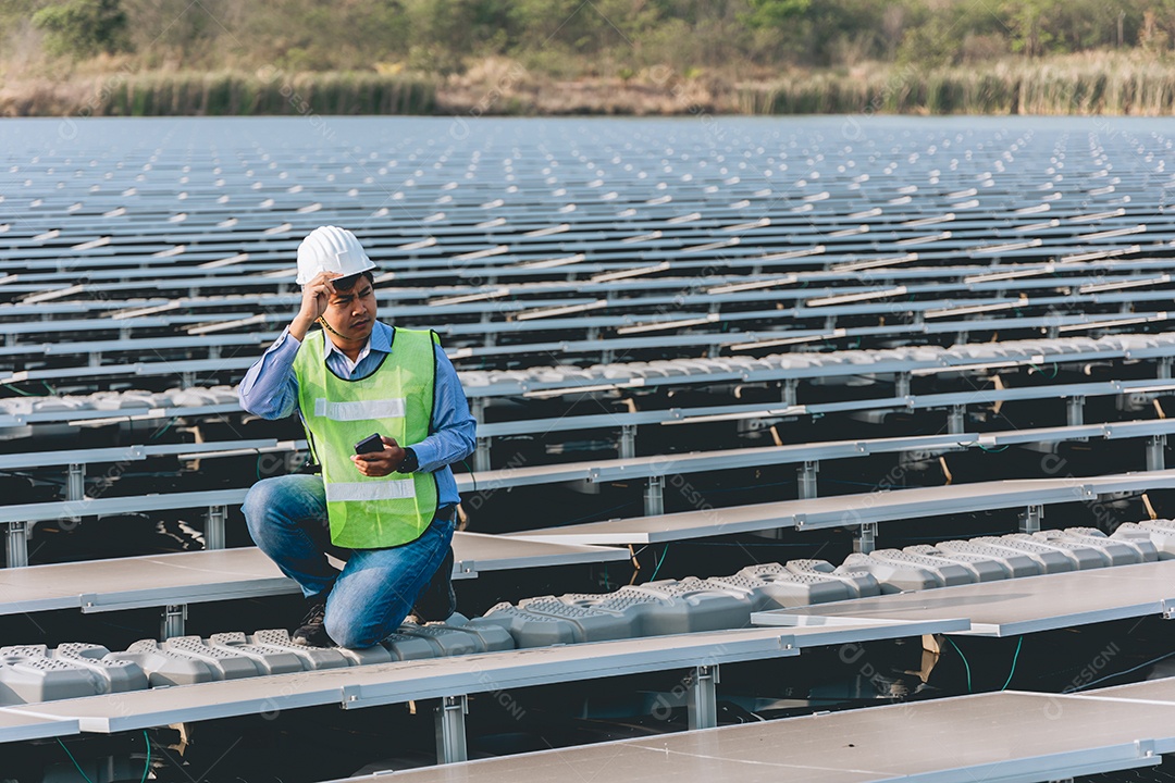 Homem profissional técnico de placas fotovoltaicas com capacete de segurança