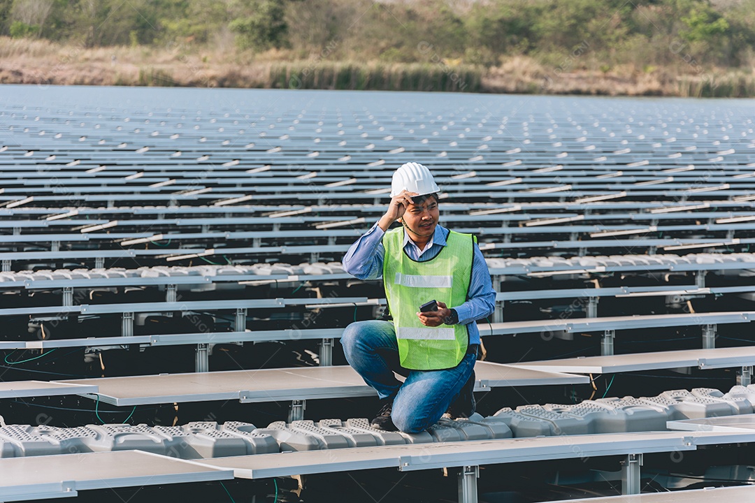 Homem profissional técnico de placas fotovoltaicas com capacete de segurança